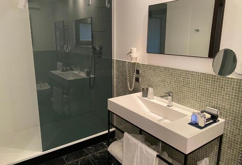 جناح جونيور, Postumia Hotel Design