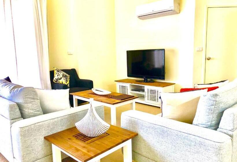 דירת שני חדרים, Boathouse Resort