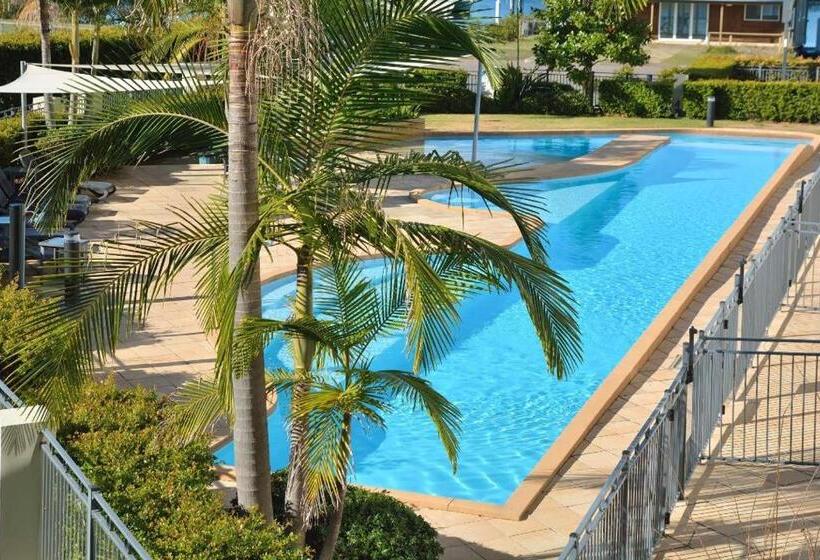 דירת שלושה חדרים, Boathouse Resort