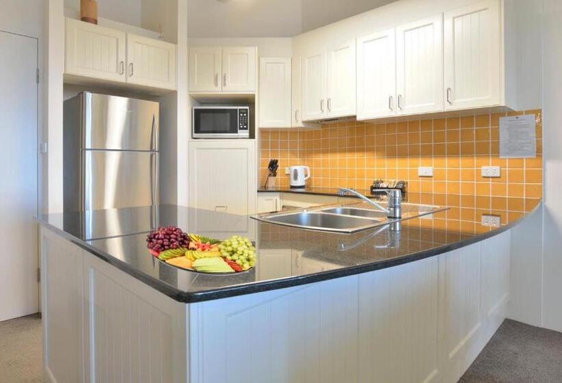 דירת שלושה חדרים, Boathouse Resort