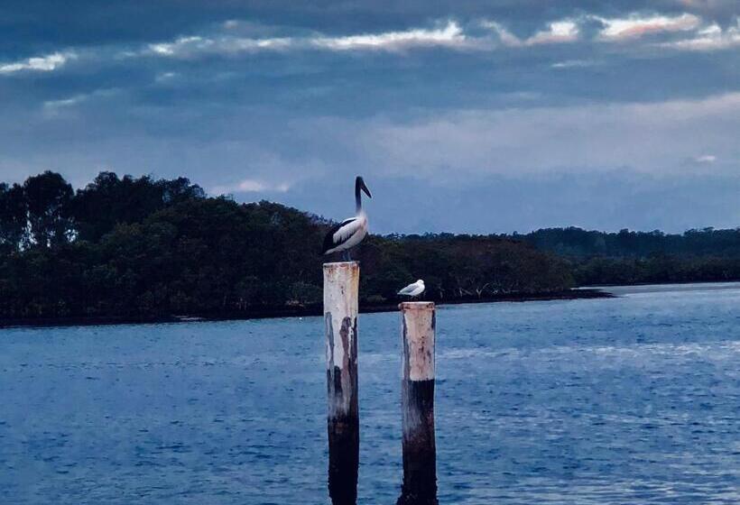 דירת שלושה חדרים, Boathouse Resort