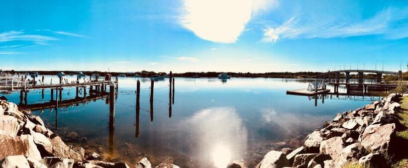 דירת שלושה חדרים, Boathouse Resort