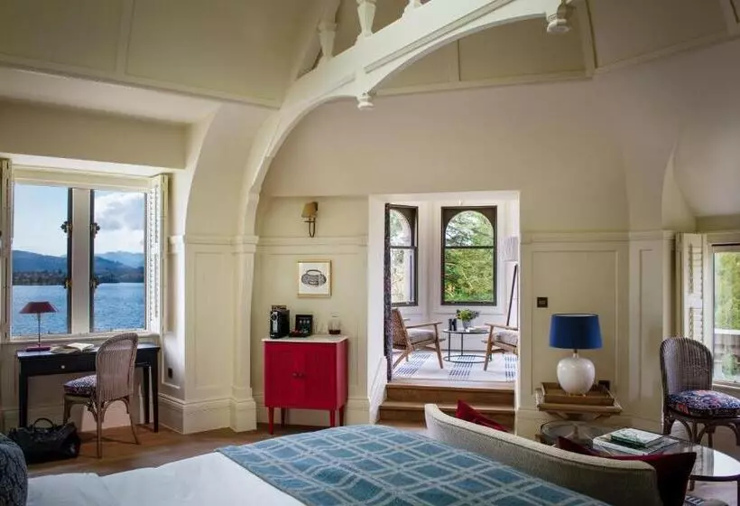 Suite with lake view, Langdale Chase