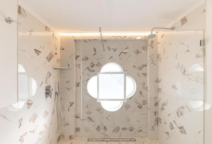 جناح مطلّ علي البحر, Mamela