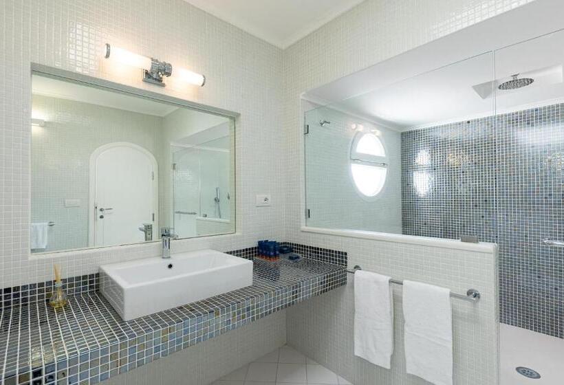 סוויטה עם ג'קוזי, Mamela