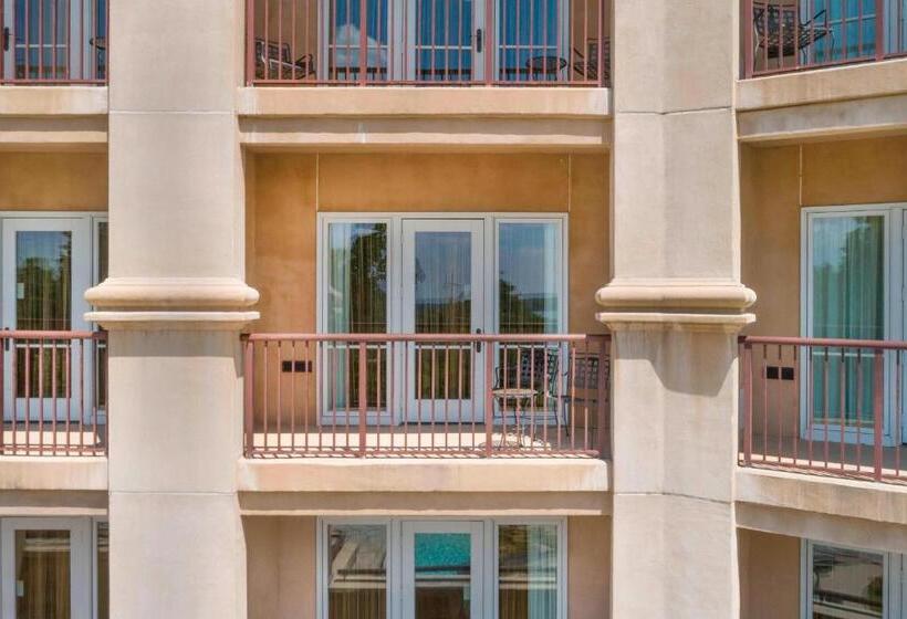 غرفة قياسية مطلّة علي النهر, Renaissance Shoals Resort And Spa