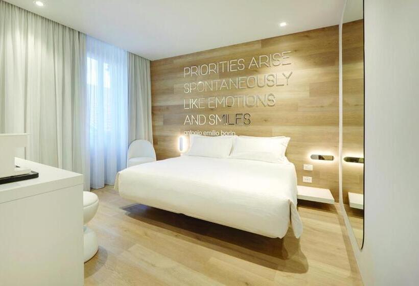 اتاق لوکس با بالکن, Youme Design Place