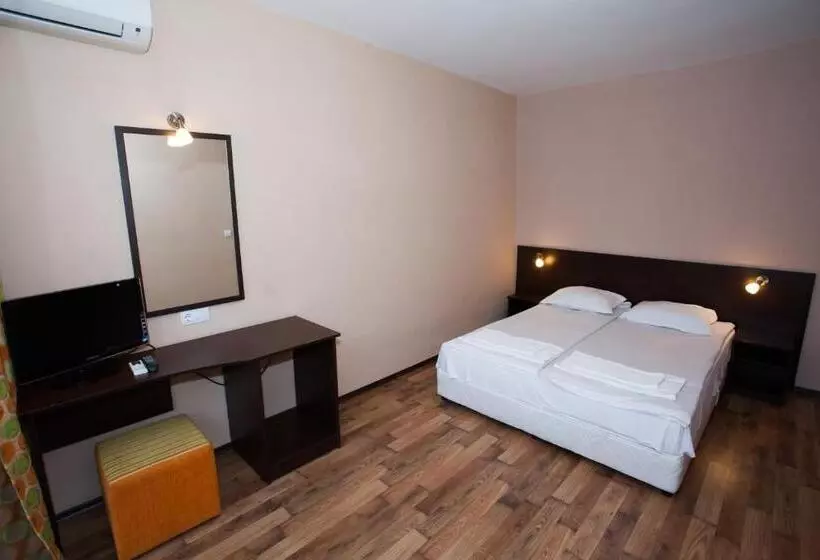 اتاق خانوادگی با چشم‌انداز جانبی دریا, Bisser Hotel   Free Parking   Free Pool Access