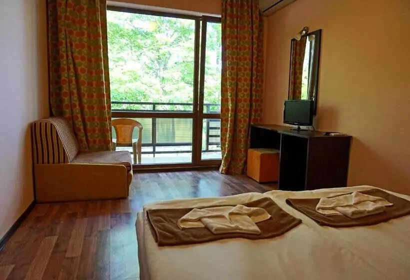 اتاق خانوادگی با چشم‌انداز جانبی دریا, Bisser Hotel   Free Parking   Free Pool Access