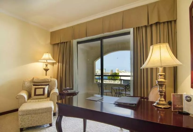 اتاق لوکس با چشم‌انداز دریا, Grand Hotel Excelsior