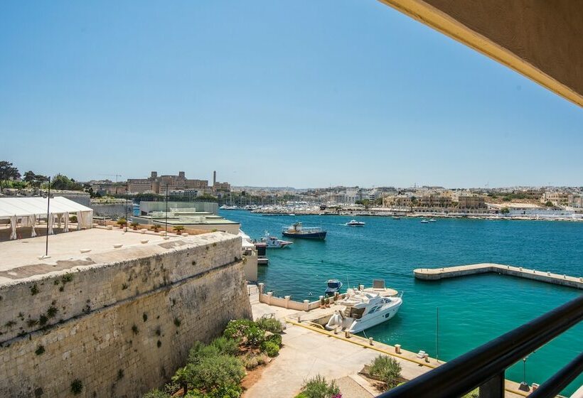 اتاق لوکس با چشم‌انداز دریا, Grand Hotel Excelsior