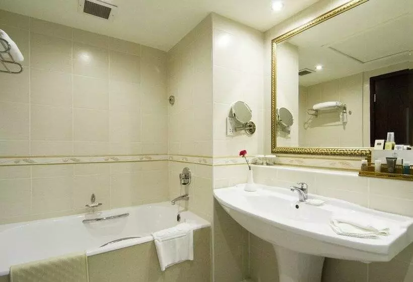 اتاق لوکس با چشم‌انداز دریا, Grand Hotel Excelsior