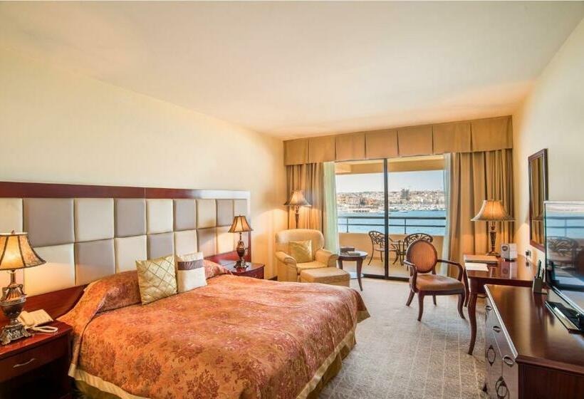 اتاق لوکس با چشم‌انداز دریا, Grand Hotel Excelsior