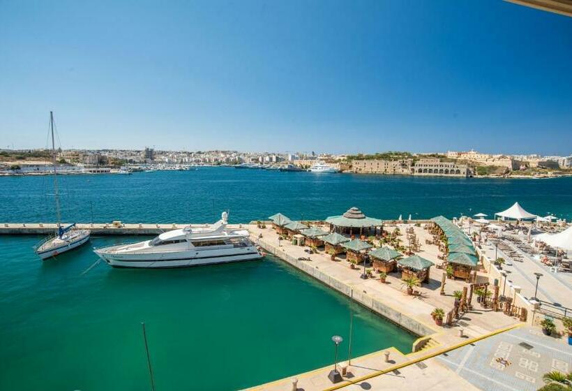 اتاق لوکس با چشم‌انداز دریا, Grand Hotel Excelsior