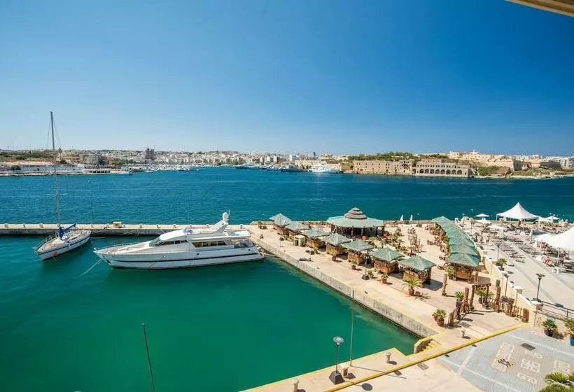 اتاق لوکس با چشم‌انداز دریا, Grand Hotel Excelsior