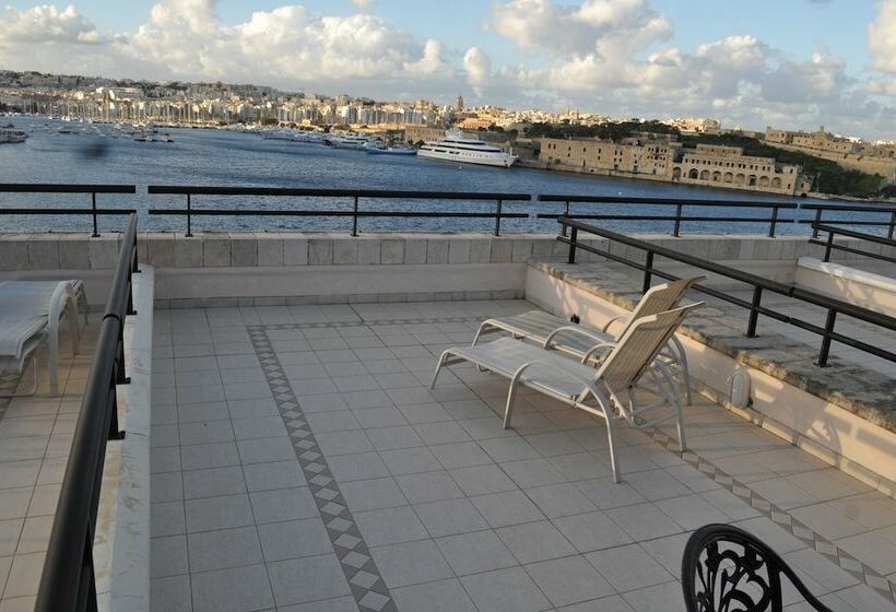 اتاق لوکس با چشم‌انداز دریا, Grand Hotel Excelsior