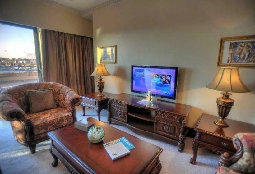 سوئیت رویال, Grand Hotel Excelsior