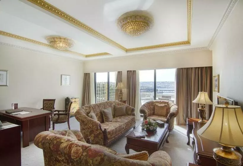 سوئیت رویال, Grand Hotel Excelsior