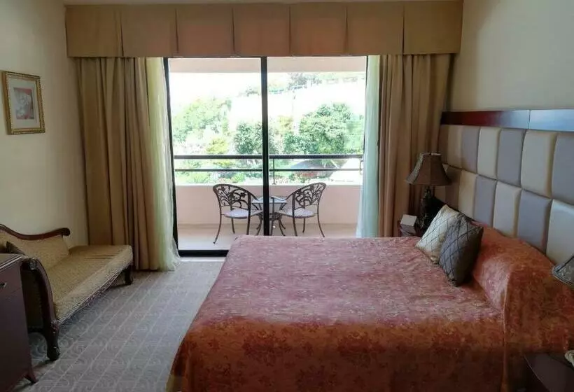 اتاق خانوادگی با چشم‌انداز جانبی دریا, Grand Hotel Excelsior
