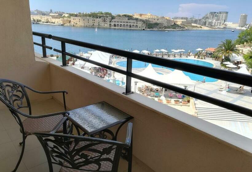 اتاق خانوادگی با چشم‌انداز جانبی دریا, Grand Hotel Excelsior