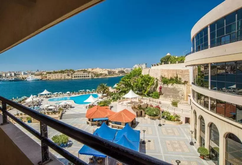اتاق خانوادگی با چشم‌انداز جانبی دریا, Grand Hotel Excelsior
