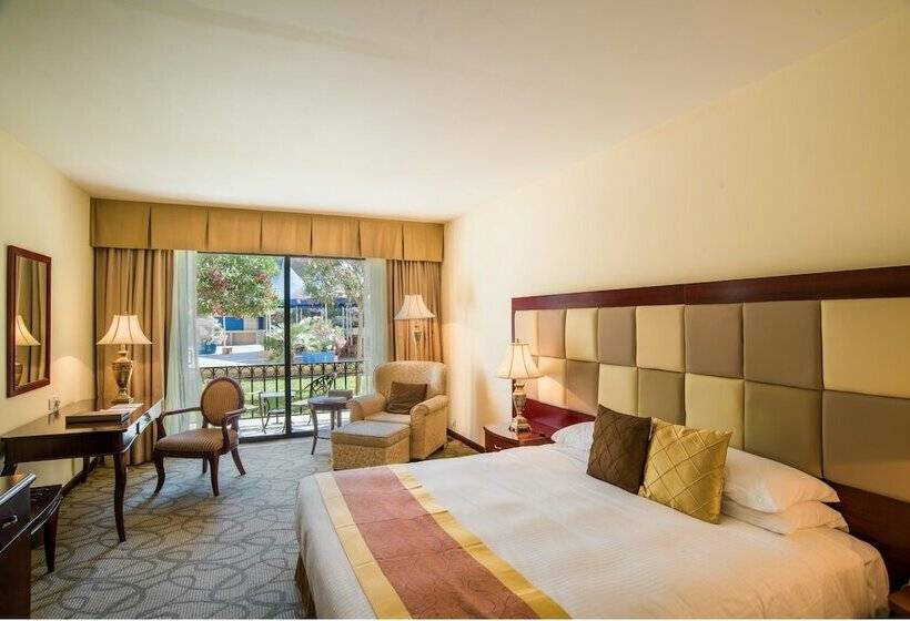 اتاق خانوادگی با چشم‌انداز جانبی دریا, Grand Hotel Excelsior