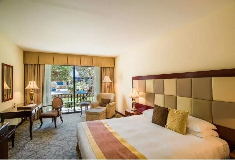 اتاق خانوادگی با چشم‌انداز جانبی دریا, Grand Hotel Excelsior
