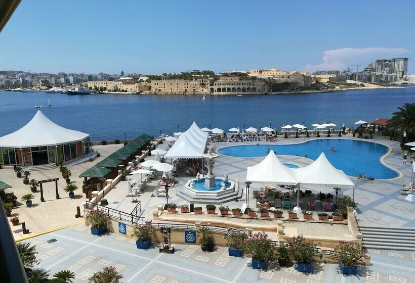 اتاق خانوادگی با چشم‌انداز جانبی دریا, Grand Hotel Excelsior