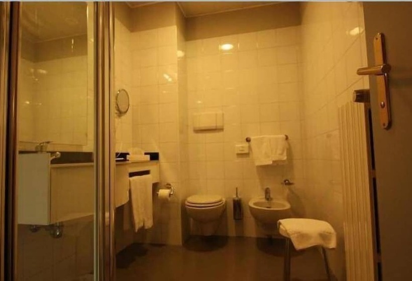غرفة قياسية, Albergo Della Roccia