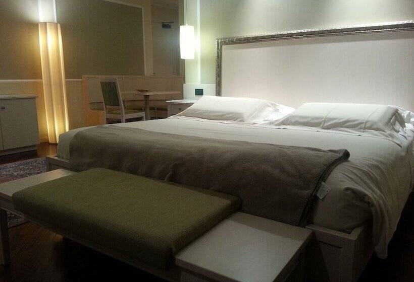 جناح جونيور, Albergo Della Roccia