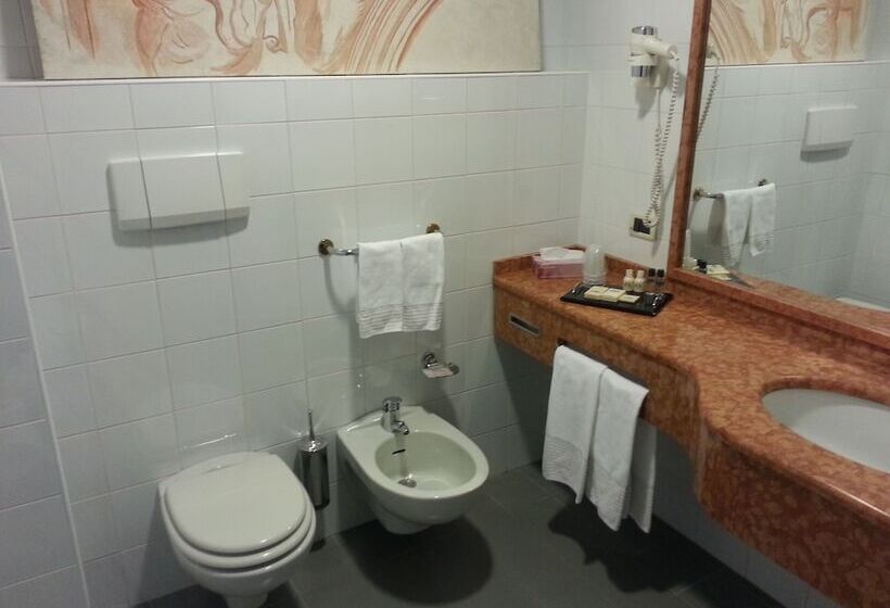 جناح جونيور, Albergo Della Roccia