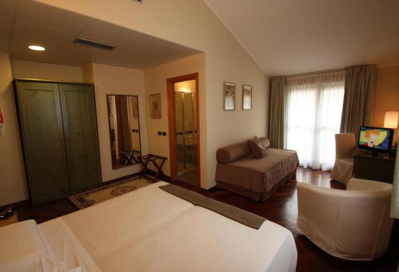 غرفة قياسية ثلاثية, Albergo Della Roccia