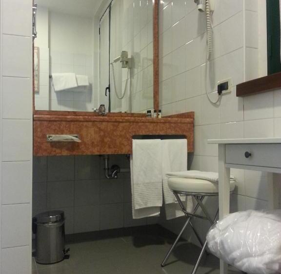 جناح جونيور, Albergo Della Roccia