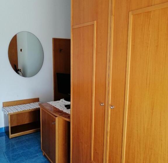 غرفة قياسية, La Primavera