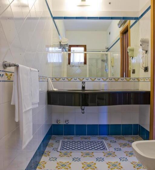 غرفة قياسية مطلّة علي البحر, La Primavera