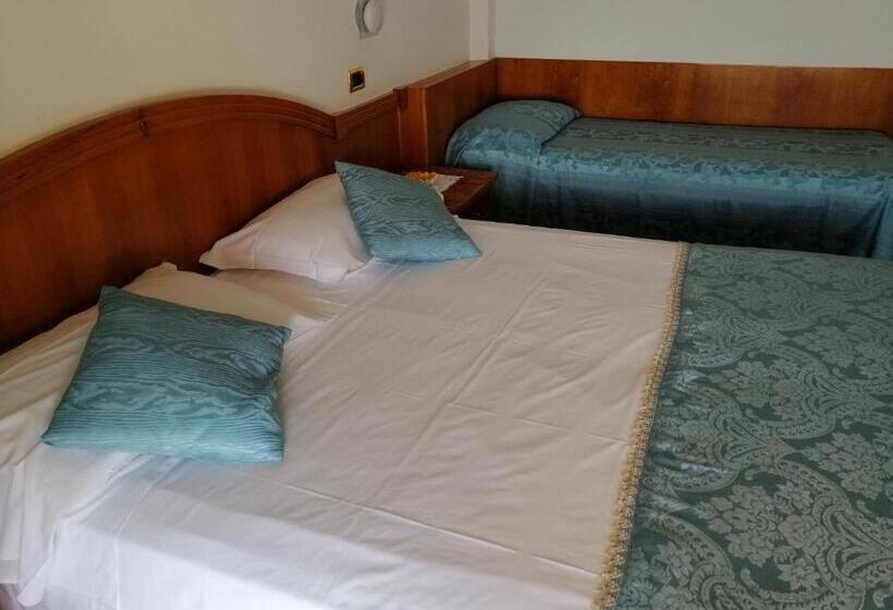 غرفة قياسية مطلّة علي البحر, La Primavera