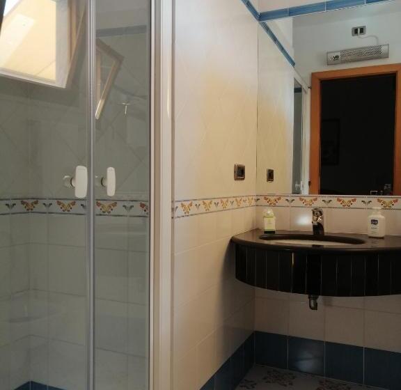 غرفة قياسية مطلّة علي البحر, La Primavera