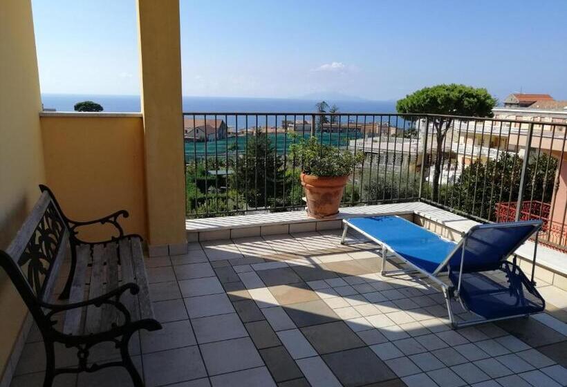 غرفة قياسية مطلّة علي البحر, La Primavera