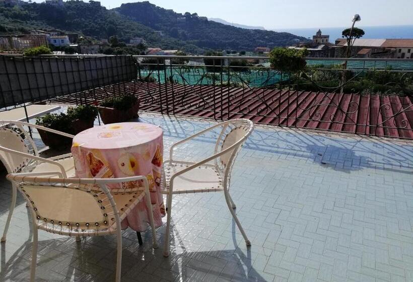 غرفة قياسية مطلّة علي البحر, La Primavera