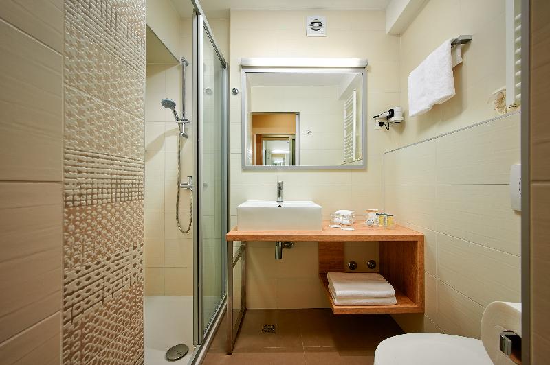 غرفة بريميوم مطلّة علي البحر, Pinija