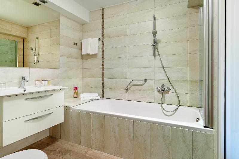 חדר משפחתי, Pinija