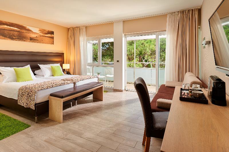 חדר משפחתי, Pinija