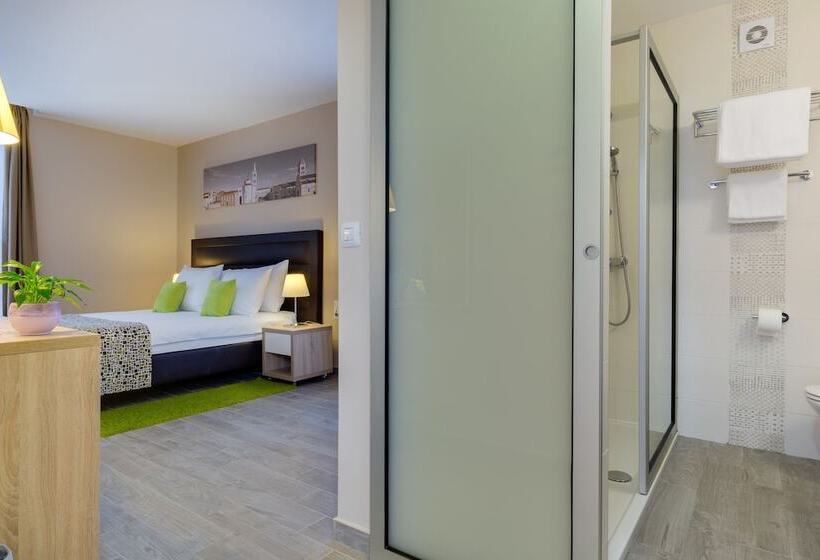 חדר קלאסי, Pinija