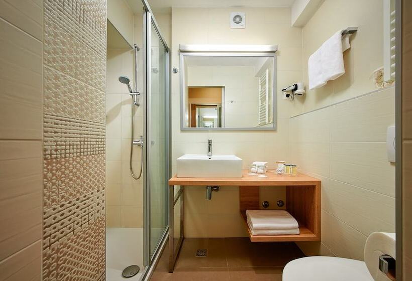 غرفة بريميوم مطلّة علي البحر, Pinija