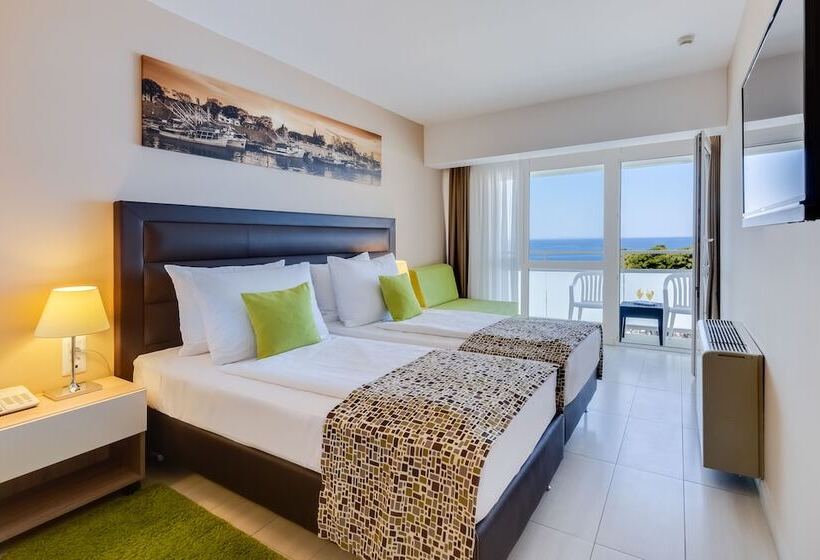 غرفة بريميوم مطلّة علي البحر, Pinija