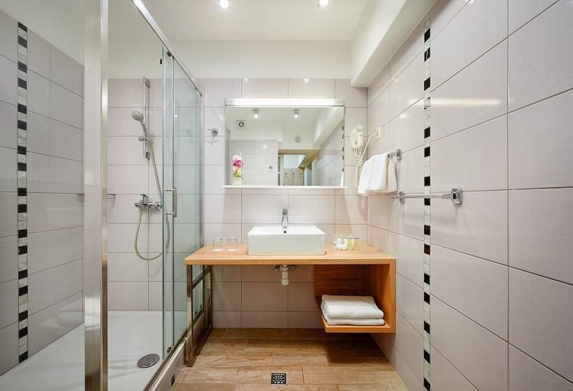 غرفة عائلية, Pinija