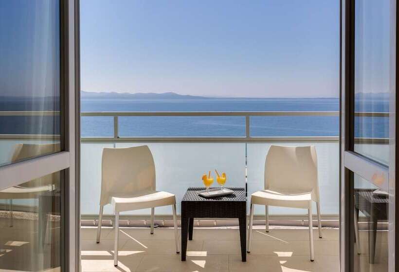 חדר משפחתי, Pinija