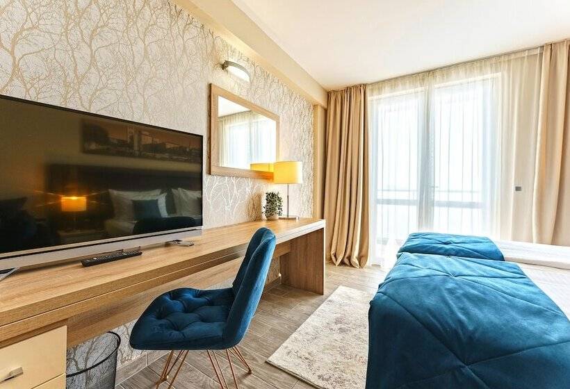 חדר משפחתי, Pinija