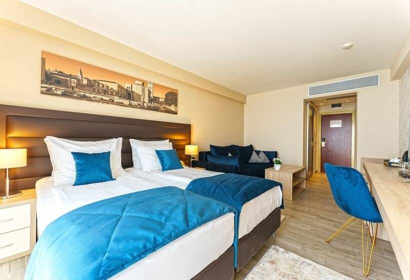 غرفة عائلية, Pinija