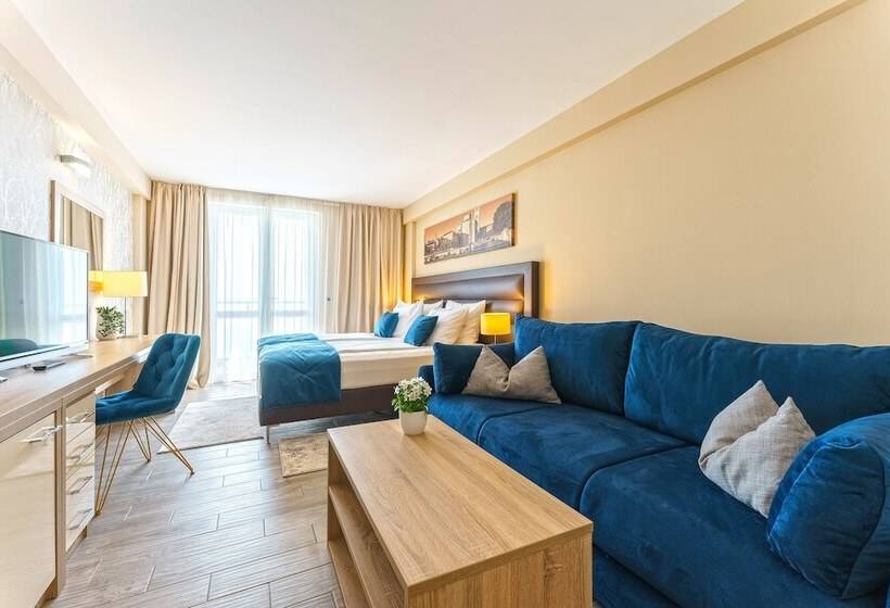 חדר משפחתי, Pinija